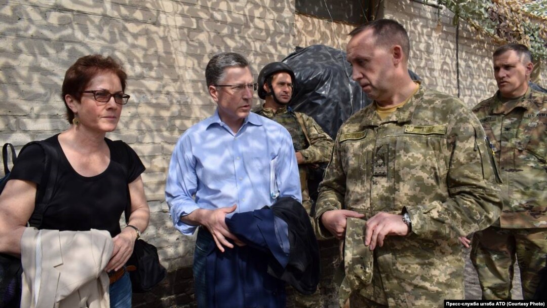 Курт Волкер (у цивільному) під час поїздки на схід України, 23 липня 2017 року