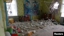 Будівля дитсадка у Станиці Луганській, пошкоджена внаслідок обстрілів 17 лютого