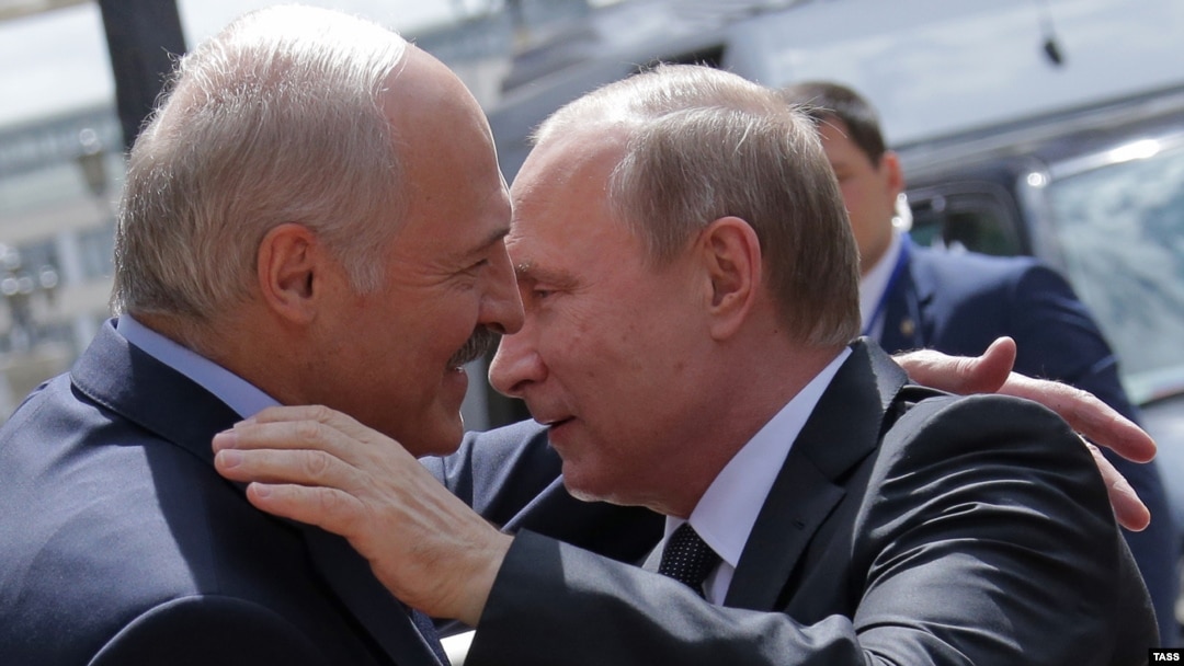Президент Білорусі вітається із президентом Росії Володимиром Путіним. Мінськ, червень 2016 року