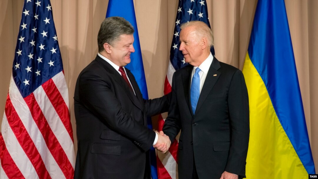 Петро Порошенко (ліворуч) і Джо Байден під час зустрічі в Давосі 20 січня 2016 року