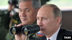Сергій Шойгу (л) і Володимир Путін (п) під час одного з попередніх військових навчань