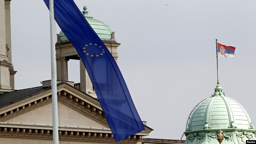 Zastave EU i Srbije na zgradi Skupštine Srbije, mart 2012.