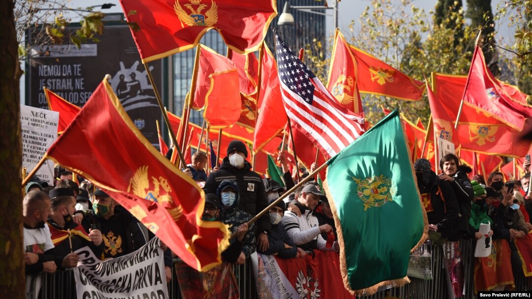 Crnogorski suverenisti i pristalice patriotskih organizacija protestuju 28. decembra 2020. godine ispred Skupštine Crne Gore u Podgorici zbog izmjena Zakona o slobodi vjeroispovjesti koji je ranije usvojila Vlada predvođena Demokratskom partijom socijalista