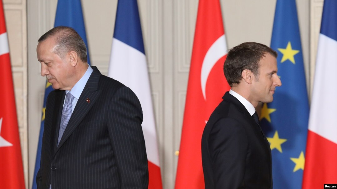 Președintele turc Recep Tayyip Erdogan (stânga) și președintele francez Emmanuel Macron (dreapta) 