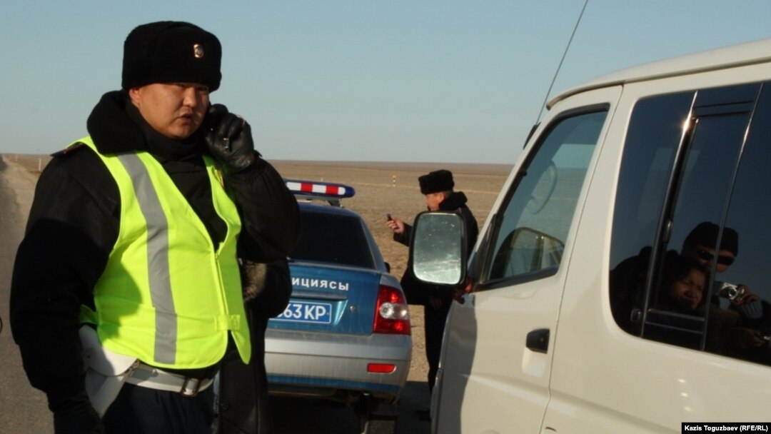 Сотрудники полиции стоят вдоль автотрассы. 