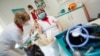 Peste 9.000 de români nu s-au mai prezentat vineri pentru a primi vaccinul de AstraZeneca. Alții aproape 6.000 s-au înscris pentru a le lua locul.