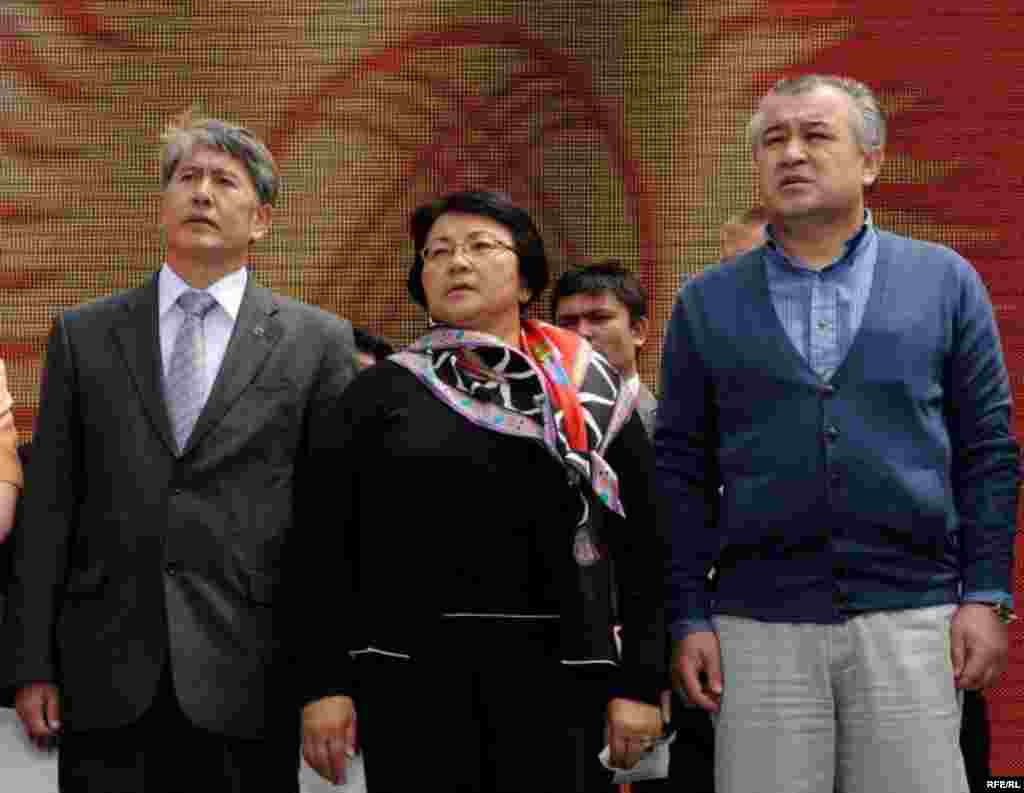 Убактылуу өкмөттүн мүчөлөрү Алмазбек Атамбаев, Роза Отунбаева жана Өмүрбек Текебаев. Май, 2010-жыл