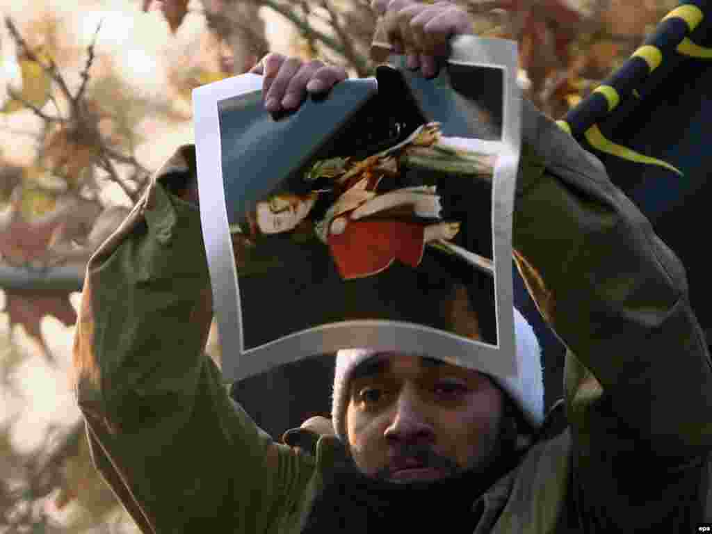 Iran - Nakon što je Velika Britanija uvela sankcije Iranu, stotine studenata je napalo veleposlanstvo te zemlje u Teheranu, 29.11.2011. Foto: EPA / Abedin Taherkenareh