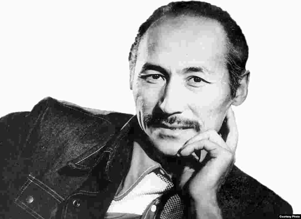 Чокморов алгачкы ирет 1968-жылы режиссер Болот Шамшиевдин “Караш-Караш окуясы” фильминдеги башкы каарман Бактыгулдун ролун аткарып, буга чейин киного тартылып көрбөгөндүгүнө карабастан, башкы каарманды такшалган таланттуу актерлордун деңгээлинде ойноп, киного келген.