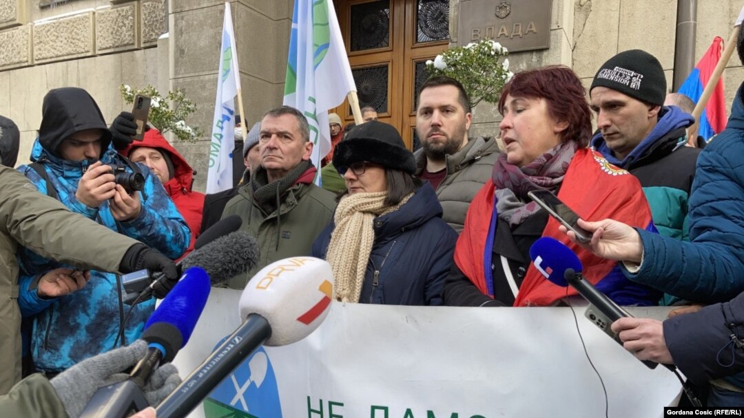 Demonstranti ispred Vlade Srbije, u Beogradu, 12. januara, traže objavljivanje svih dokumenata koje je Srbija potpisala sa kompanjiom Rio Tinto.