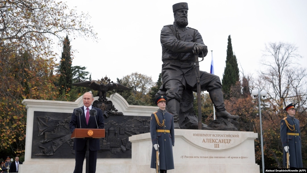 Vladimir Putin noyabrın 18-də çar III Aleksandrın abidəsinin açılışında çıxış edir