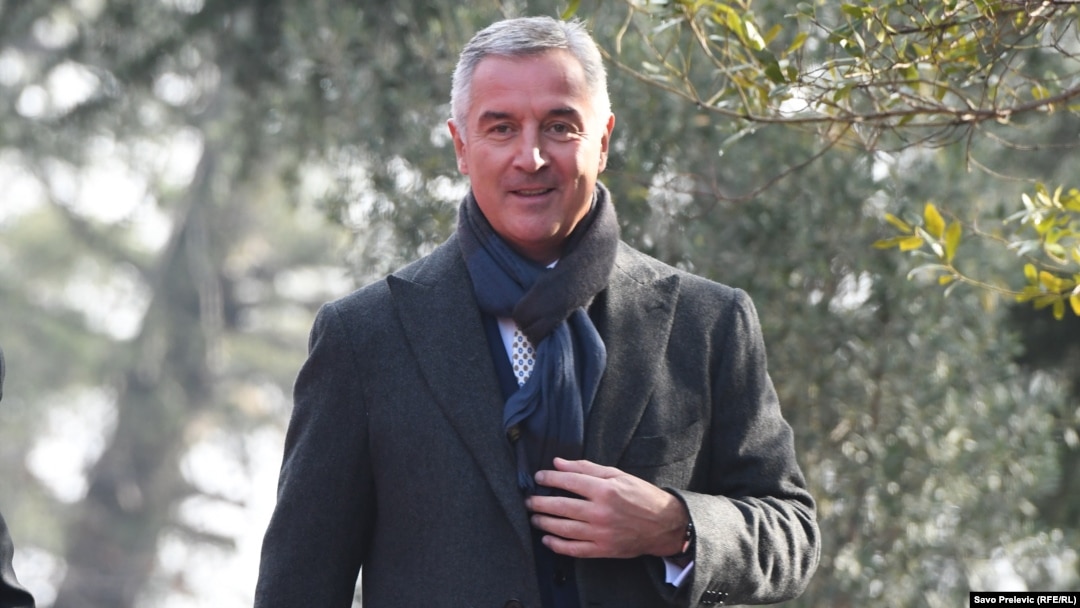 Đukanović je na rekao da neće podnijeti ostavku, konstatujući da su afere, "konstrukcije i podmetanja bjegunca od pravde"