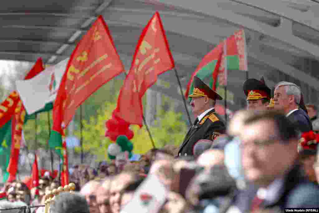 Аляксандар Лукашэнка на парадзе да 75-годзьдзя заканчэньня Другой сусьветнай вайны. Трыбуны для гледачоў былі разьлічаныя на 11 тысяч чалавек, яны былі амаль цалкам запоўненыя. Вельмі мала людзей было ў масках. Большасьць амбасадараў краінаў Эўразьвязу не прыйшлі на парад у Менску. Паводле афіцыйных дадзеных, на 9 траўня ў Беларусі выявілі яшчэ 951 выпадак каранавірусу і прызналі яшчэ 5 сьмерцяў