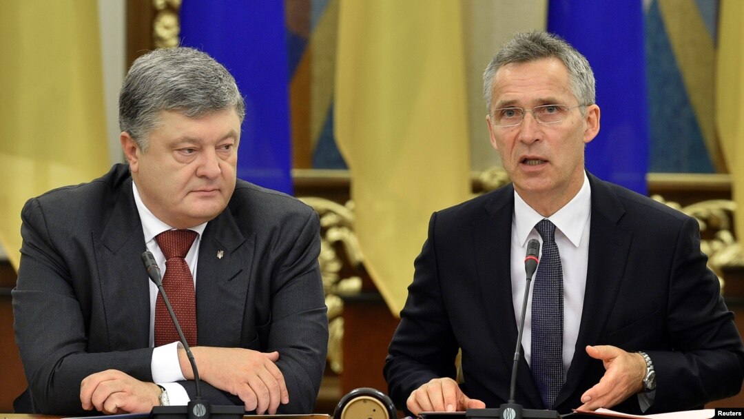 Петро Порошенко і Єнс Столтенберґ (п) у Києві, 10 липня 2017 року