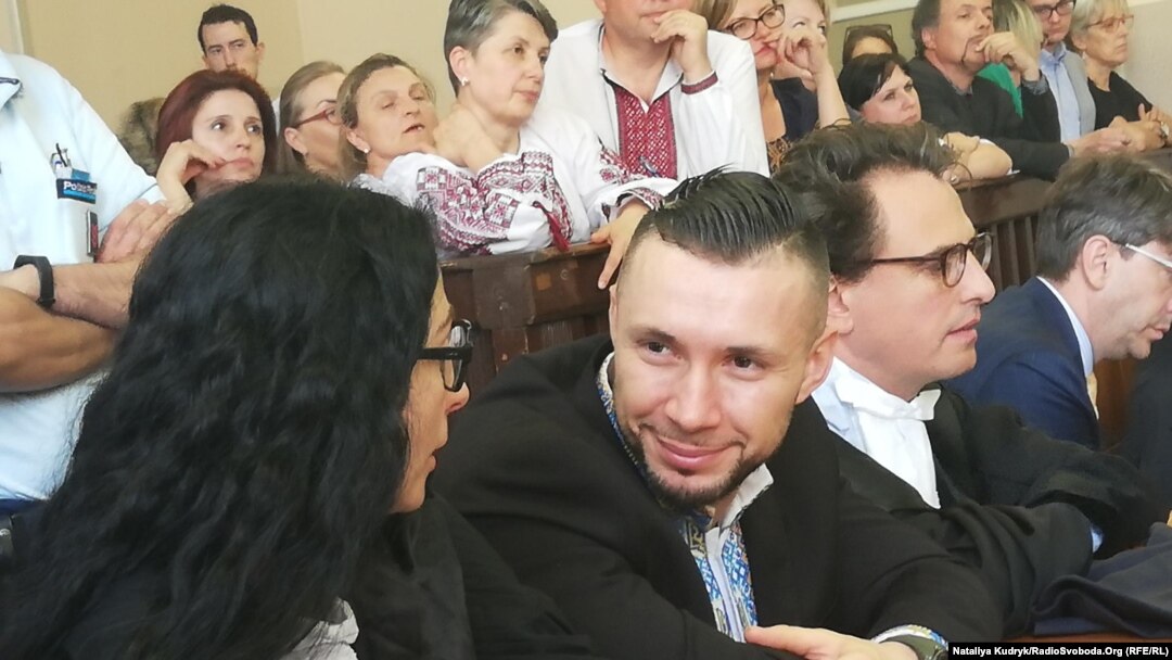 Віталій Марків під час засідання поряд із адвокатами Донателлою Рапетті (ліворуч від нього) та Нікколо Бертоліні Клерічі (праворуч). Павія, 21 червня 2019 року