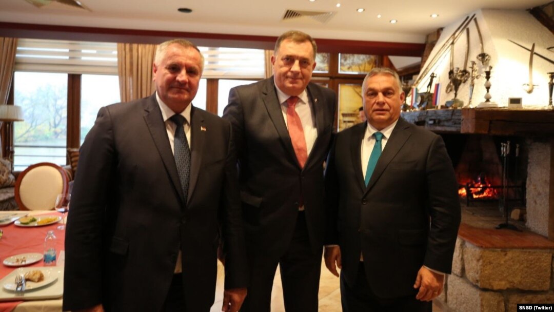 Premijer i predsjednik Republike Srpske Radovan Višković i Milorad Dodik s mađarskim premijerom Viktorom Orbanom u Laktašima kod Banje Luke, 6. novembra 2021.