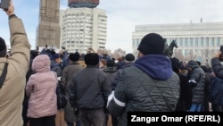 Қаңтар қырғыны құрбандарын еске алу шарасына жиналған халық. Алматы, 13 ақпан 2022 жыл.