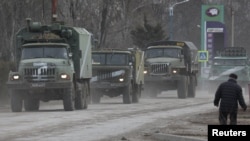 Російські військові вантажівки рухаються з Криму у бік материкової України, 2022 рік