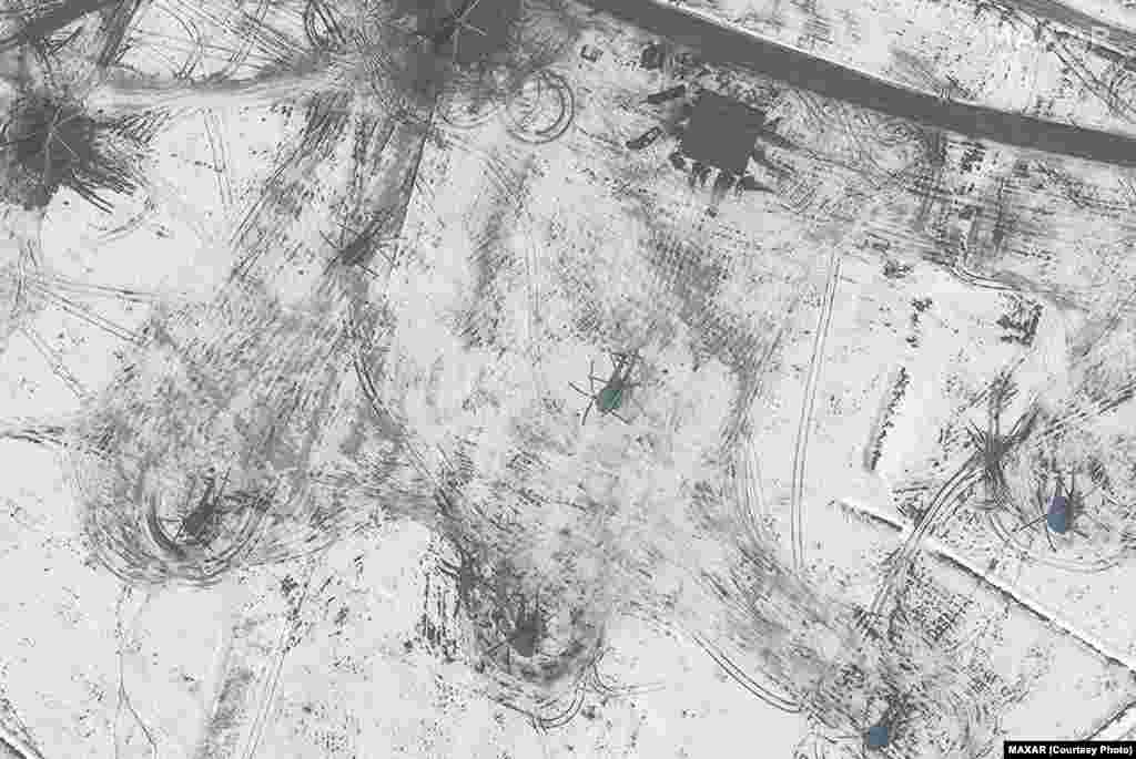 Развертывание вертолетов крупным планом. Валуйки, Россия. Снимок компании Satellite image ©2022 Maxar Technologies