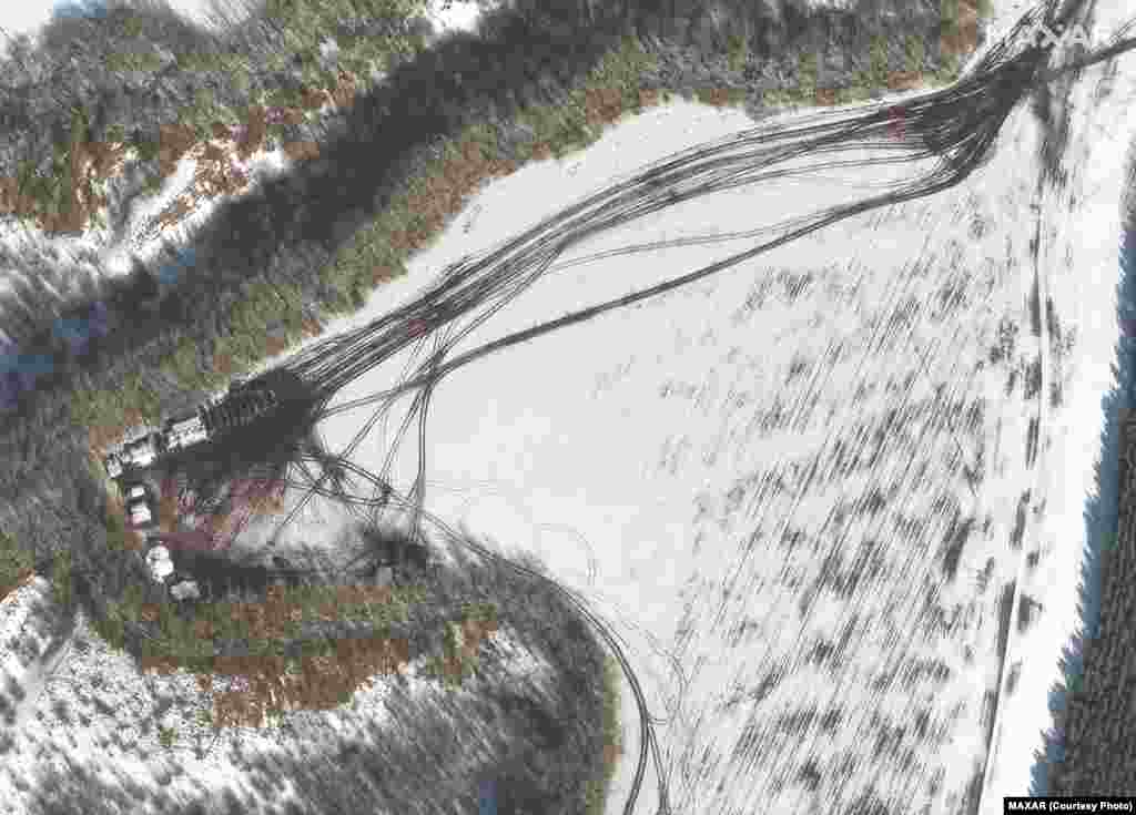 Развертывание вдоль леса под Белгородом. Снимок компании Satellite image ©2022 Maxar Technologies