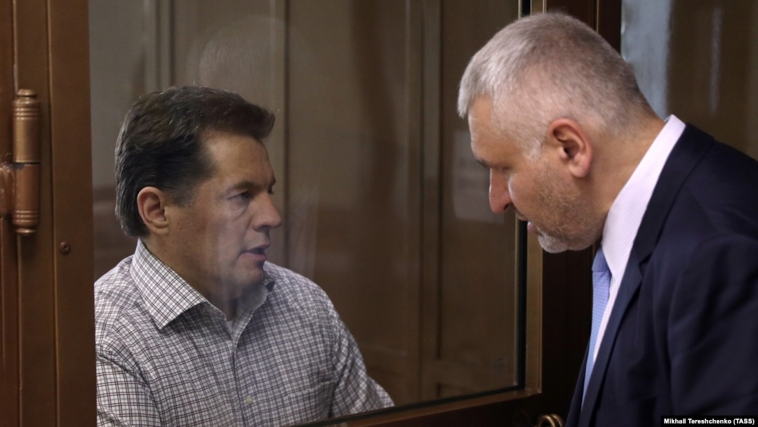 Роман Сущенко і адвокат Марк Фейгін під час оприлюднення вироку у московському суді