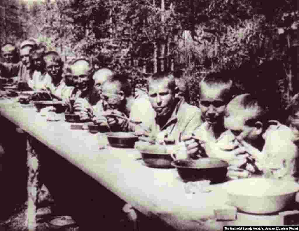 Бамлаг лагерында тоткыннарның төшке ашы, 1933 ел