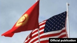 Кыргызстан жана АКШ байрактары