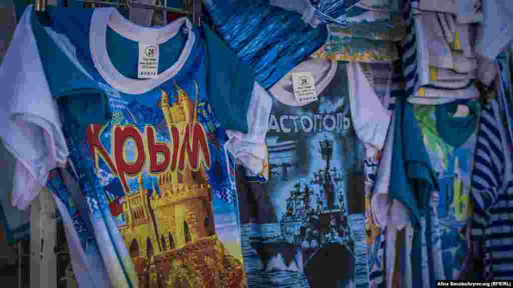 Футболки з написами «Крим» і «Севастополь» – частина асортименту в наметах із сувенірами.