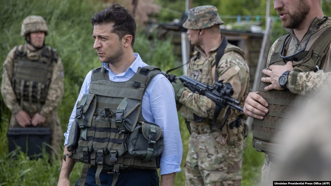 Президент України Володимир Зеленський під час поїздки до лінії фронту на Луганщині, 27 травня 2019 року