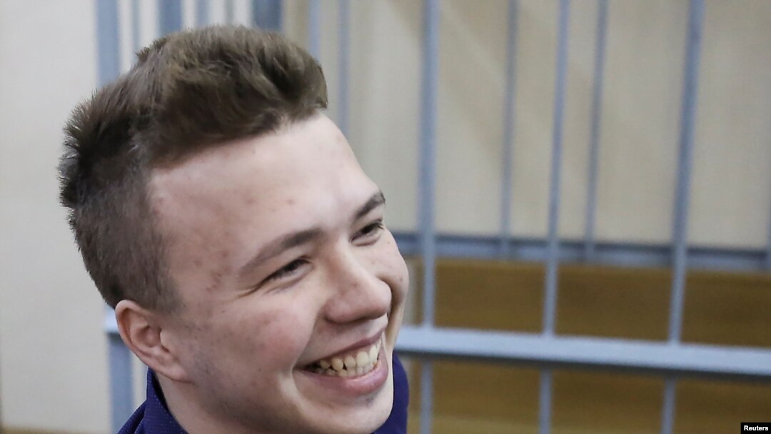 Novinar Roman Pratasevič iza rešetaka u Minsku tokom sudskog ročišta 2017. godine.