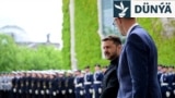 28-nji maýda Germaniýanyň kansleri Fridrih Mers (sagda) Ukrainanyň prezidenti Wolodymyr Zelenskini Berlinde garşylaýar.