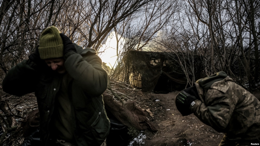 Ukrayna əsgərləri Donetsk vilayətinin Çasov Yar şəhəri yaxınlığındakı cəbhə xəttində Rusiya hərbçilərini özüyeriyən haubitsadan atəşə tuturlar.