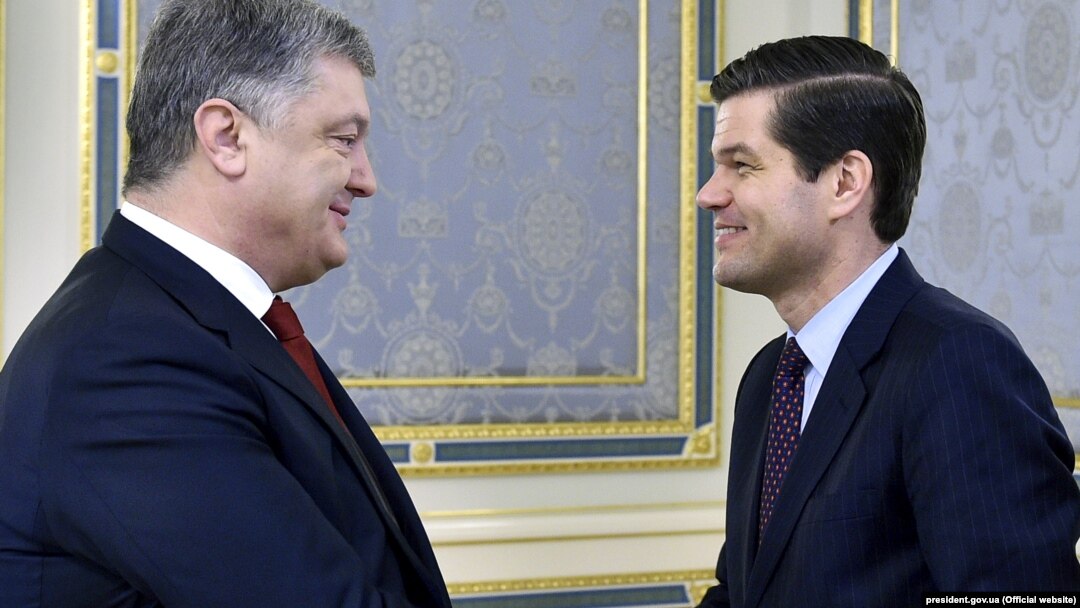 Президент України Петро Порошенко (ліворуч) і помічник державного секретаря США з питань Європи і Євразії Весс Мітчелл. Київ, 15 листопада 2017 року
