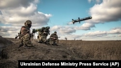 Українські військові під час військових навчань використовують пускову установку з американськими ракетами Javelin (архівне фото)