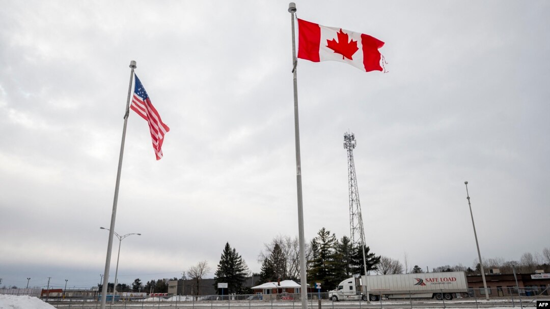 Kanadska i američka zastava vijore se u blizini kanadsko-američke granice u Blekpulu, Kvebek, Kanada, 2. februara 2025.