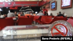 Iz jednog od crnogorskih kafića nakon što je stupila na snagu ograničena upotreba duvana