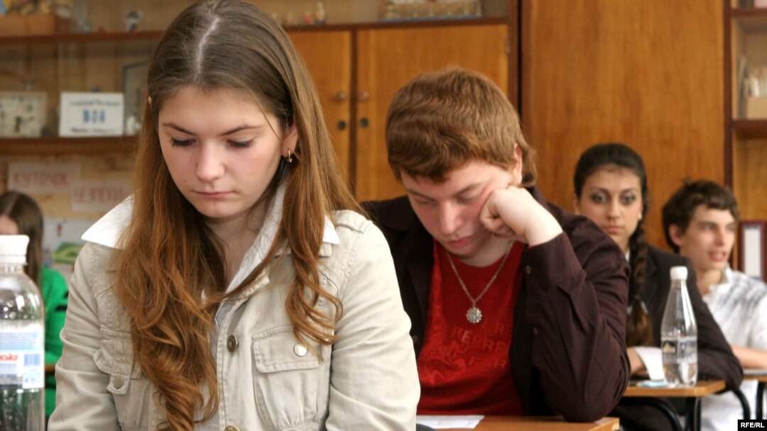 Ukraine -- school test in Kharkiv, 06May2009