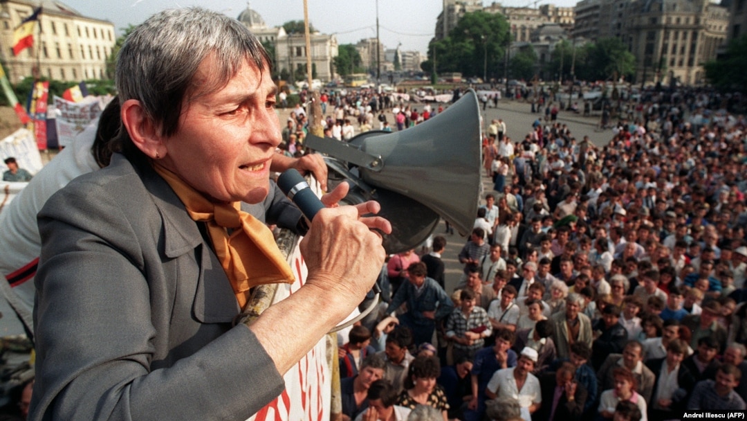 Doina Cornea în Piața Universității, mai 1990.