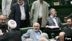 به گفته آقای مطهری طرح استيضاح علی کردان، به امضای ۲۸ نماينده رسيده است. (عکس: فارس)