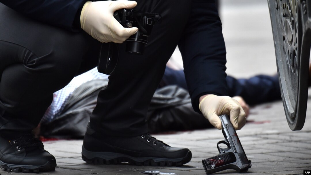 Поліцейські працюють на місці вбивства в центрі Києва, 23 березня 2017 року