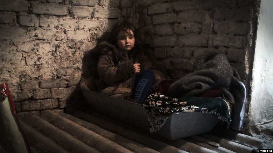«Спальне» корито дівчинки Даші в підвалі, село Луганське (Донецька область). Липень 2015 року (кадр із фільму «Площа Україна»)