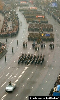 Военный парад в центре Киева. 28 октября 2004 года