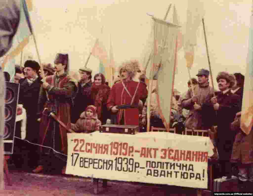 Під час мітингу на стадіоні «Спартак» у Житомирі у день проведення «Живого ланцюга»