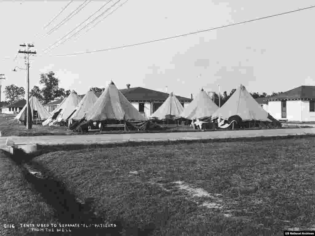 Палаткі для хворых на «гішпанку» ў Арканзасе ў 1918 годзе. Ніякай вакцыны супраць вірусу не было, не былі яшчэ вынайдзеныя антыбіётыкі для барацьбы з ускладненьнямі пасьля грыпу. Толькі ізаляцыя хворых і асабістая гігіена маглі засьцерагчы ад заражэньня гішпанскім грыпам.