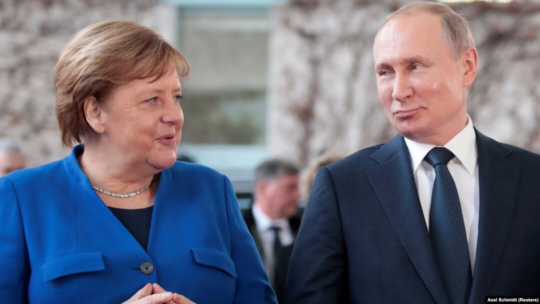 Almaniyanın keçmiş kansleri Angela Merkel (solda) və Vladimir Putin (Arxiv fotosu)