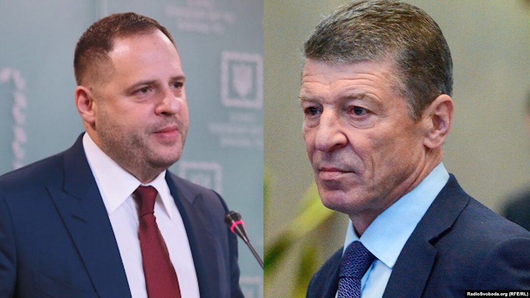 Голова Офісу президента України Андрій Єрмак (ліворуч) і заступник голови адміністрації президента Росії Дмитро Козак, які підписали у мінську проєкт рішення про створення так званої «Консультативної ради»