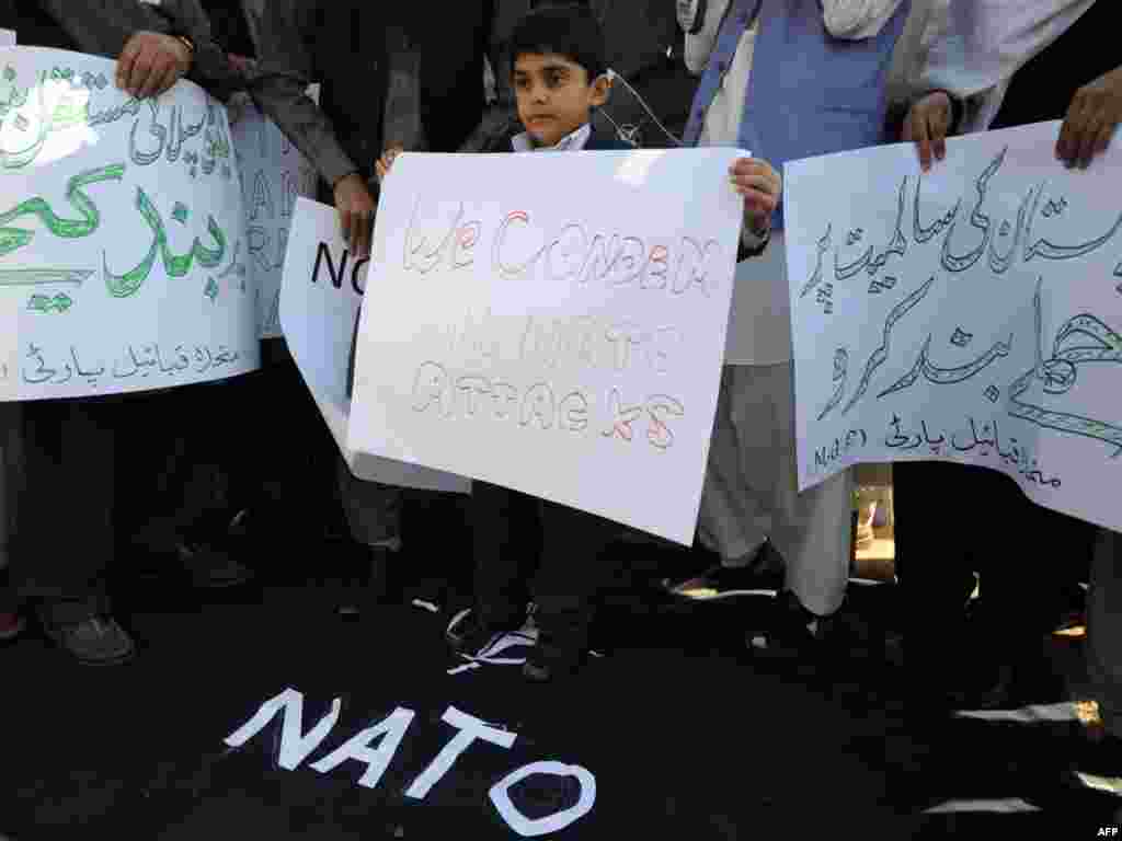 Pakistan - Nakon NATO akcije u kojoj suživot izgubila 24 pakistanska vojnika, organizirane su demonstracije u Islamabadu, 29.11.2011. Foto: AFP / Aamir Qureshi