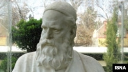 تندیس خیام در نیشابور