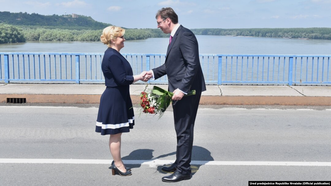 Susret predsjednice Hrvatske Kolinde Grabar Kitarović i premijera Srbije Aleksandra Vučića na mostu na Dunavu, 20. lipnja, 2016.