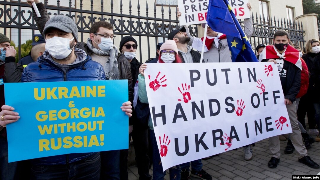 Грузинські активісти тримають плакати на акції з підтримки України перед посольством України в Тбілісі. Грузія, 23 січня 2022 року